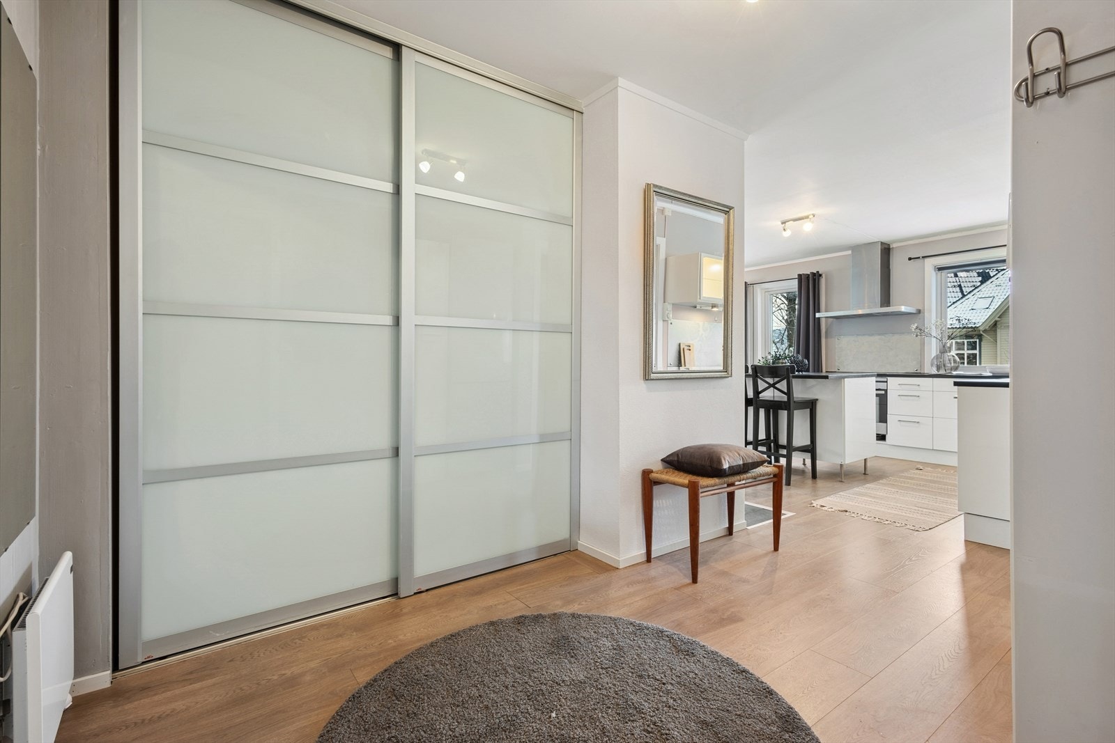 Entréen har pent laminatgulv og glatte vegger, og har oppbebaring i en praktisk skyvedørsgarderobe. Galleribilde