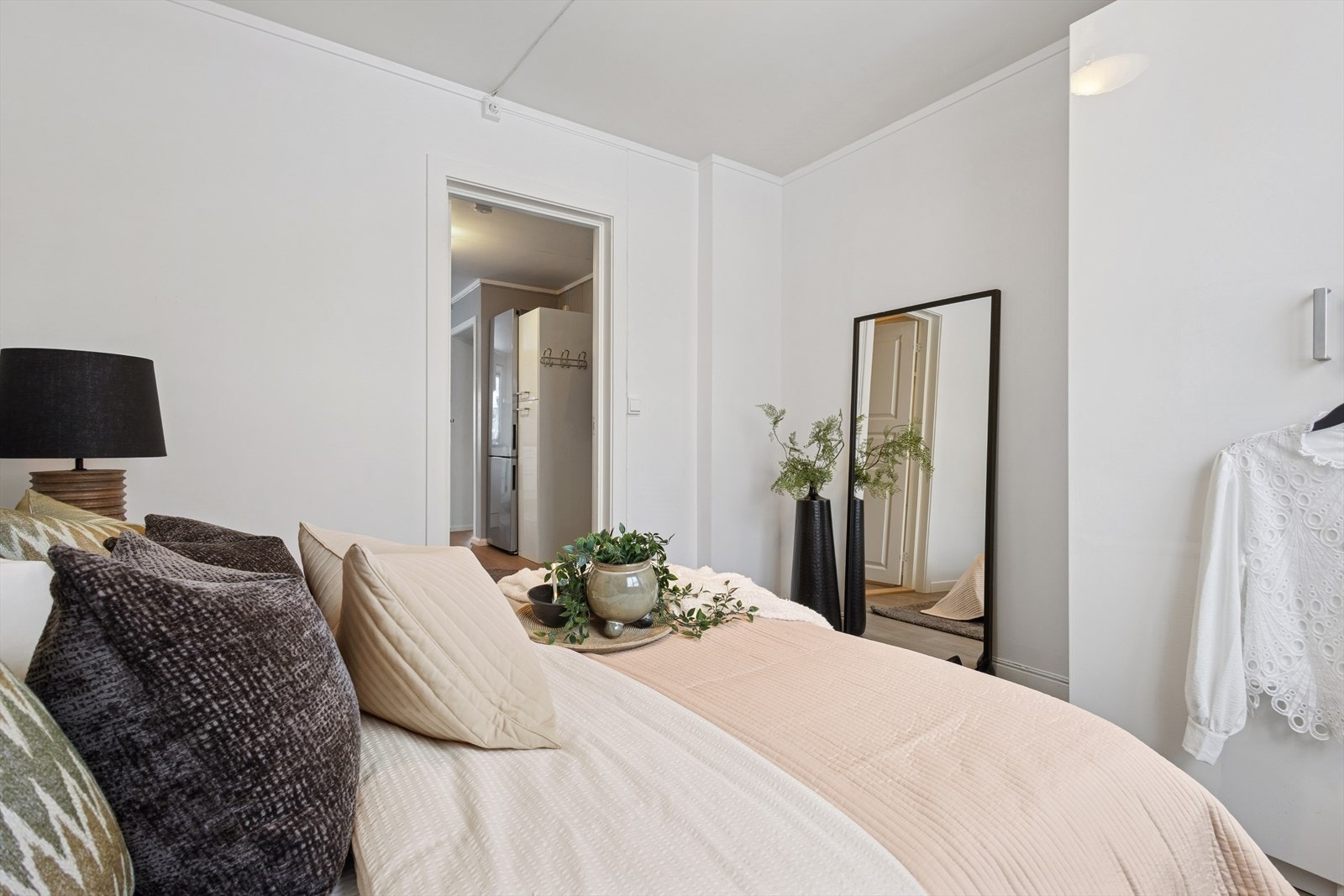 Soverommene har plass til seng, nattbord og annet ønskelig møblement. Galleribilde