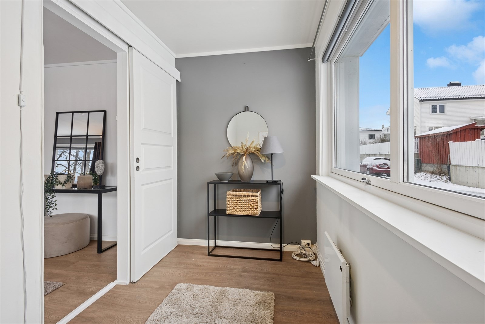 Innredet kontor med adkomst fra stuen. Galleribilde