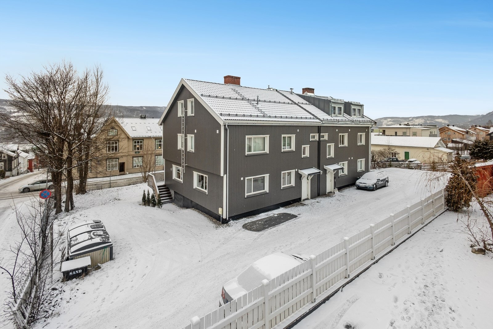 I tillegg disponerer leiligheten en bod på 11 kvm i kjelleren, og en utendørs parkeringsplass. Galleribilde