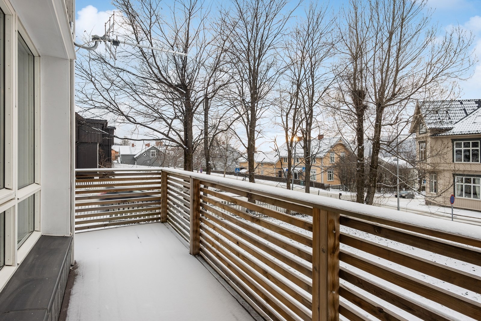 Fra stuen er det utgang til en vestvendt terrasse som er perfekt for solrike ettermiddager og kvelder. Galleribilde