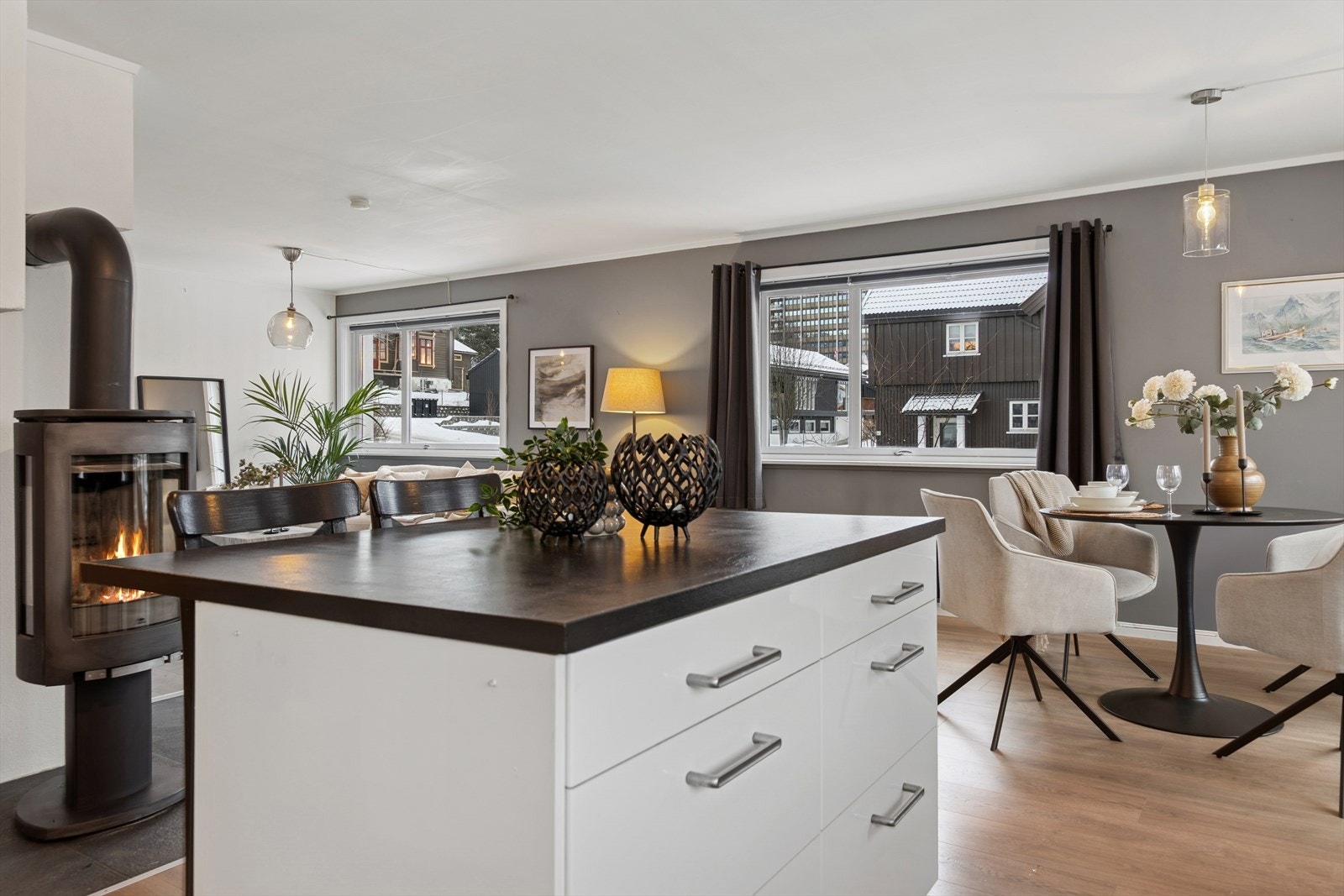 Åpen løsning mellom kjøkken og stue gir rom for sosialt samvær. Galleribilde