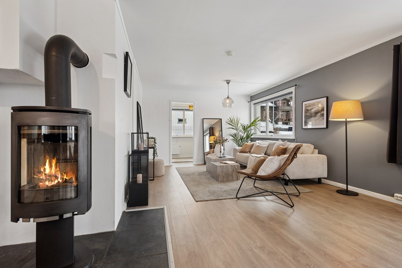 Stuen utstyrt med en moderne peisovn som gir behagelig varme på kjølige dager. Galleribilde