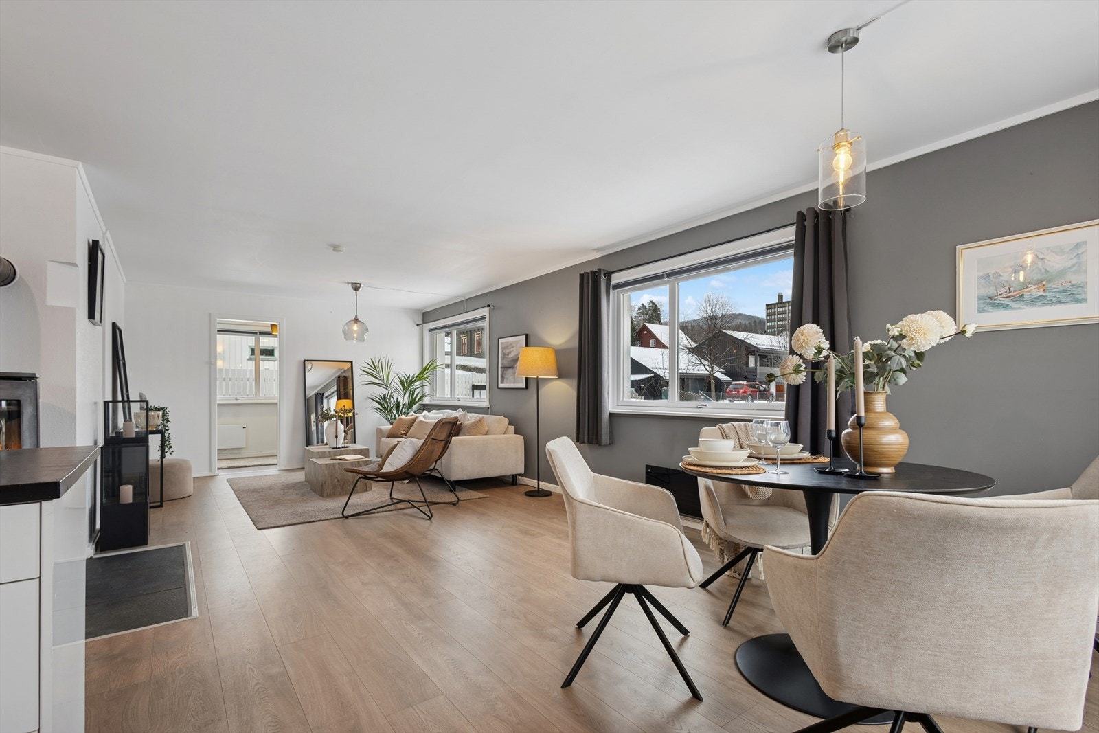 Store vindusflater slipper inn rikelig med naturlig lys og skaper en lys og luftig romfølelse. Galleribilde