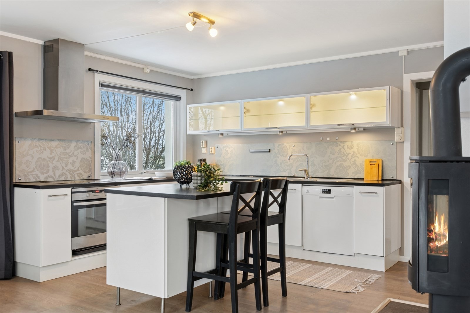 Smakfullt kjøkken med rikelig lagringsplass i både skap og skuffer, samt godt med benkeplass. Galleribilde