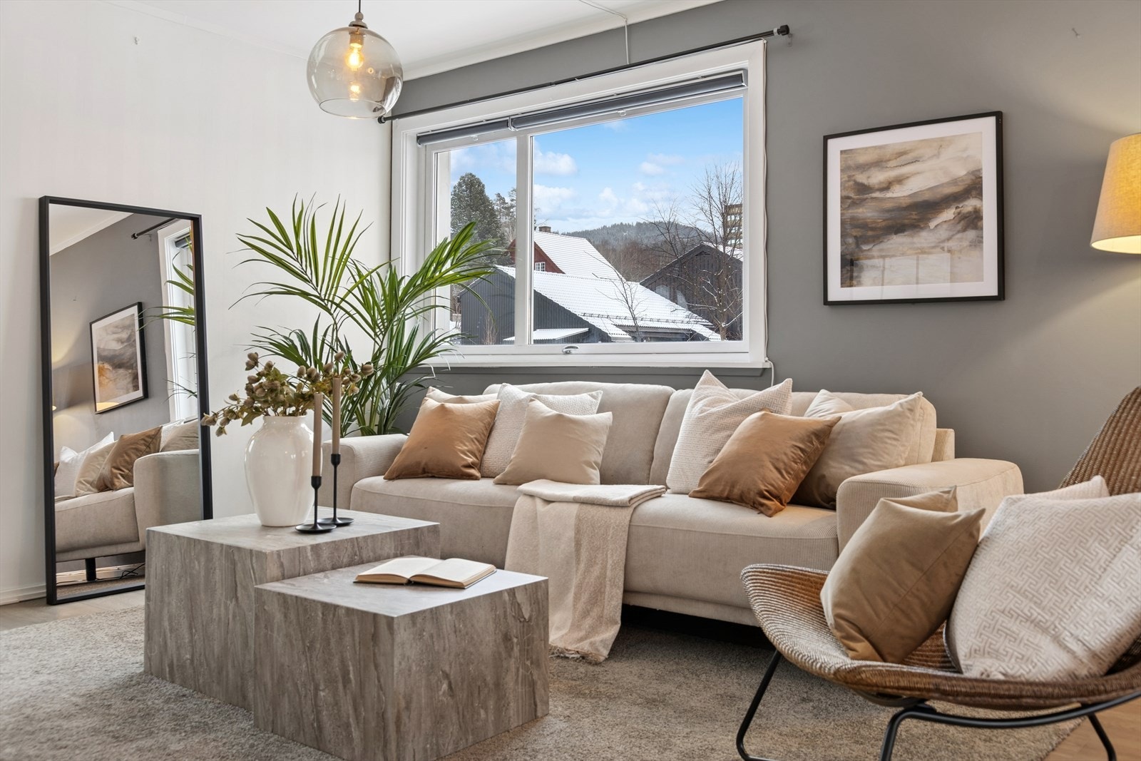 Leiligheten er gjennomgående med pent laminatgulv og glatte vegger,. Galleribilde