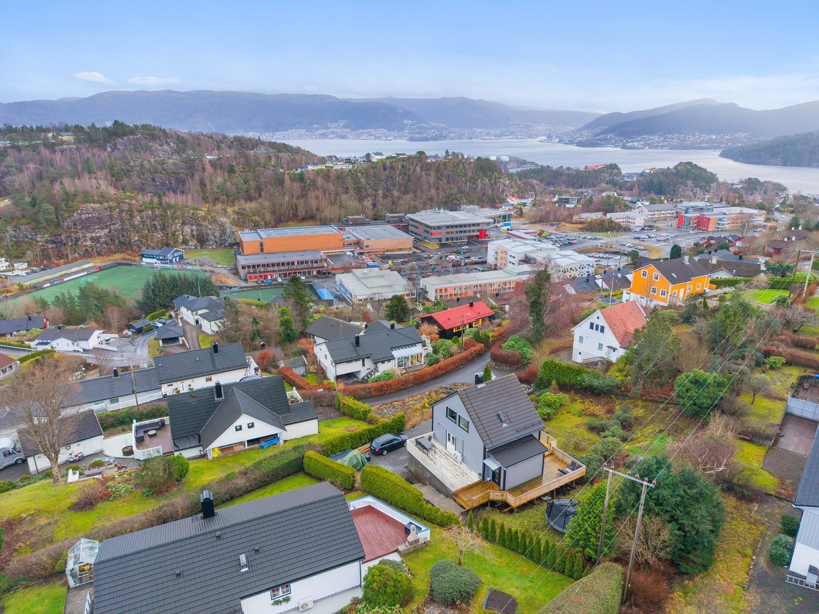 Skoler for alle alderstrinn, barnehager og idrettsanlegg er i kort gangavstand. Galleribilde