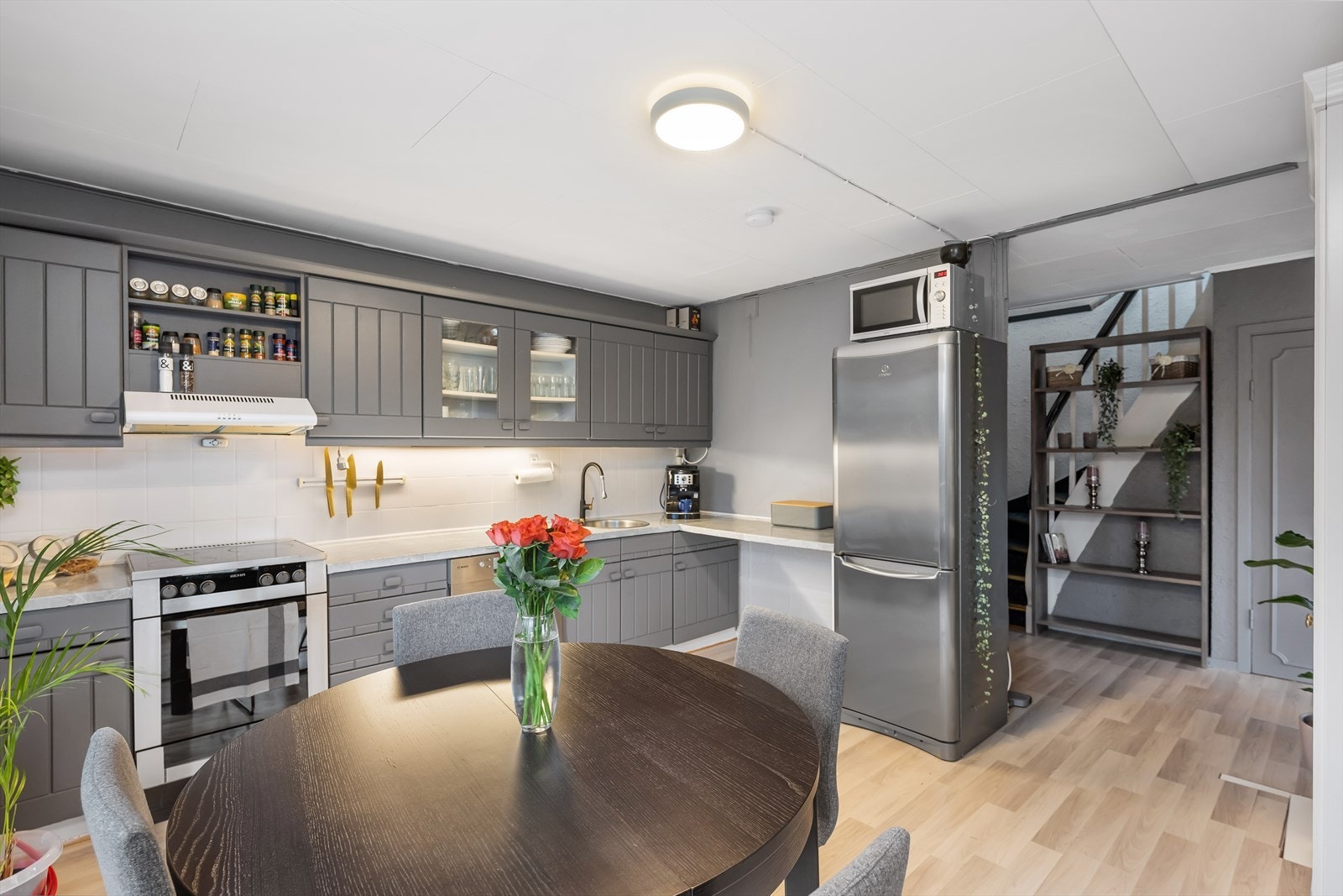 Innredningens fronter er i heltre og malt i en moderne grå farge. Benkeplaten er av laminat. Galleribilde