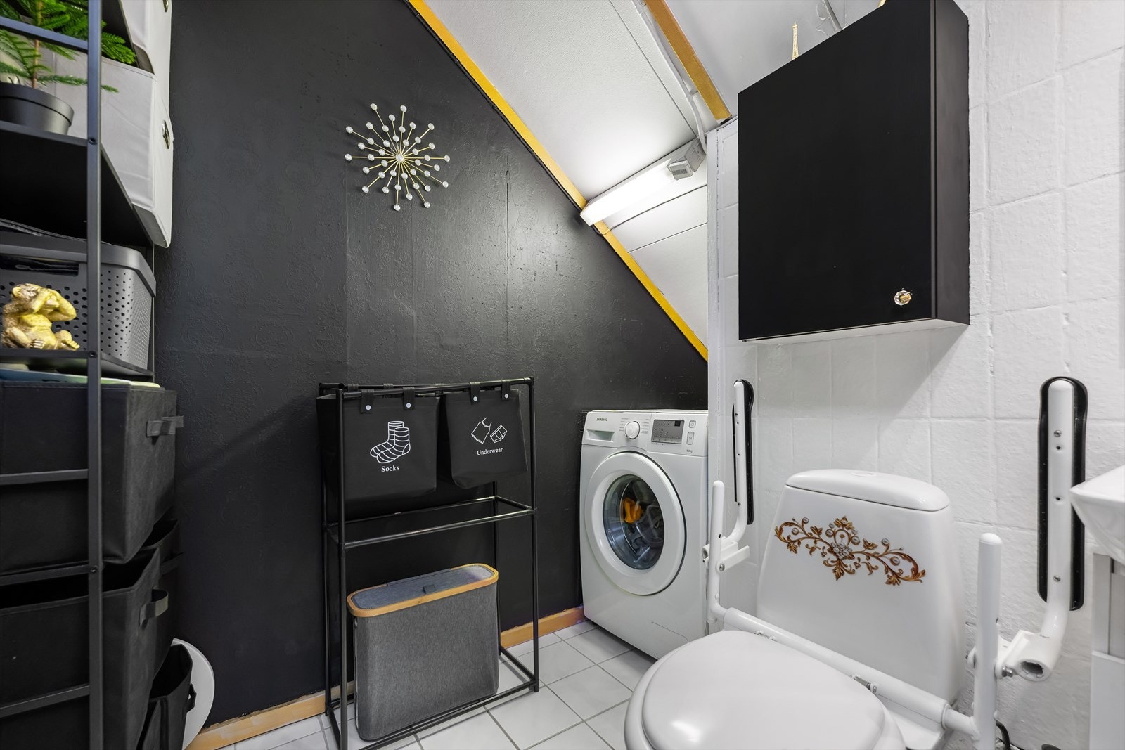 Badet får en på sin høyre hånd når en kommer opp i andre etasje. Rommet er innholdsrikt og av grei størrelse. Galleribilde