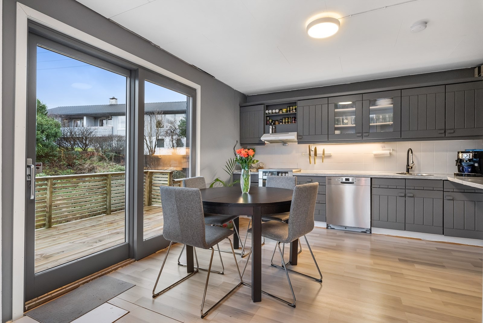 Fra stuen er det laget åpen løsning mot kjøkkenet. Galleribilde