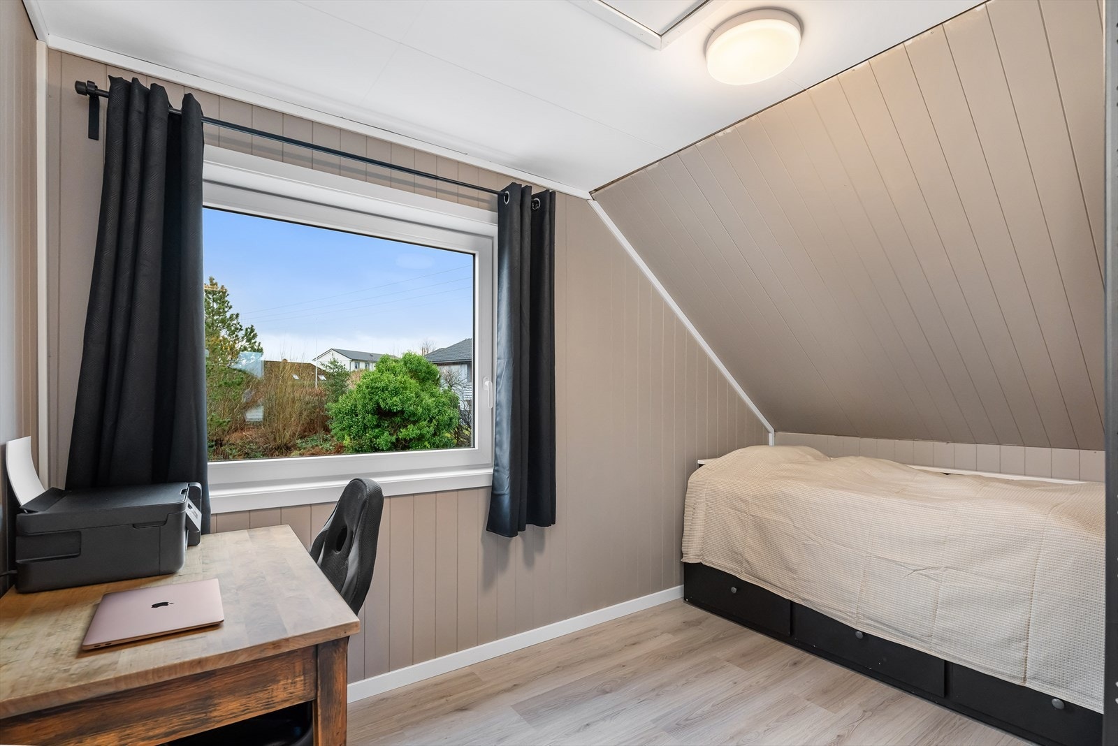 Det tredje soverommet er i etasjens sørvestlige hjørne. Også dette et praktisk og kjekt rom. Galleribilde