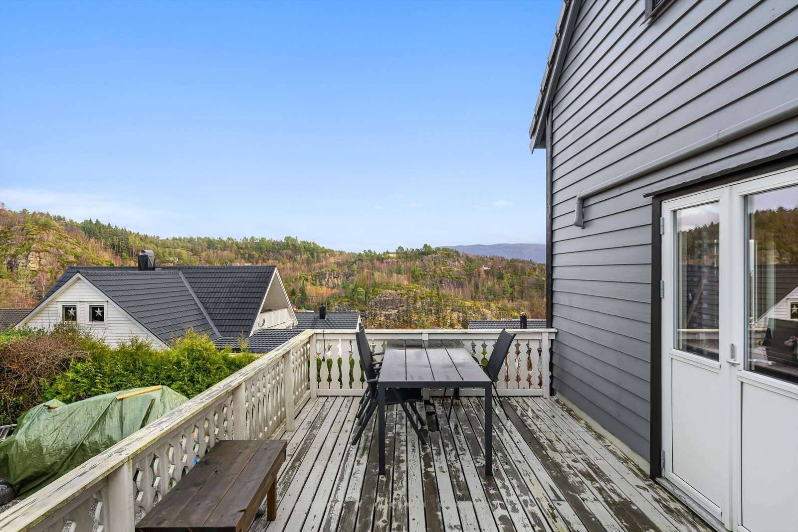 Altanen/terrassen i nord med utgang fra stuen. Galleribilde