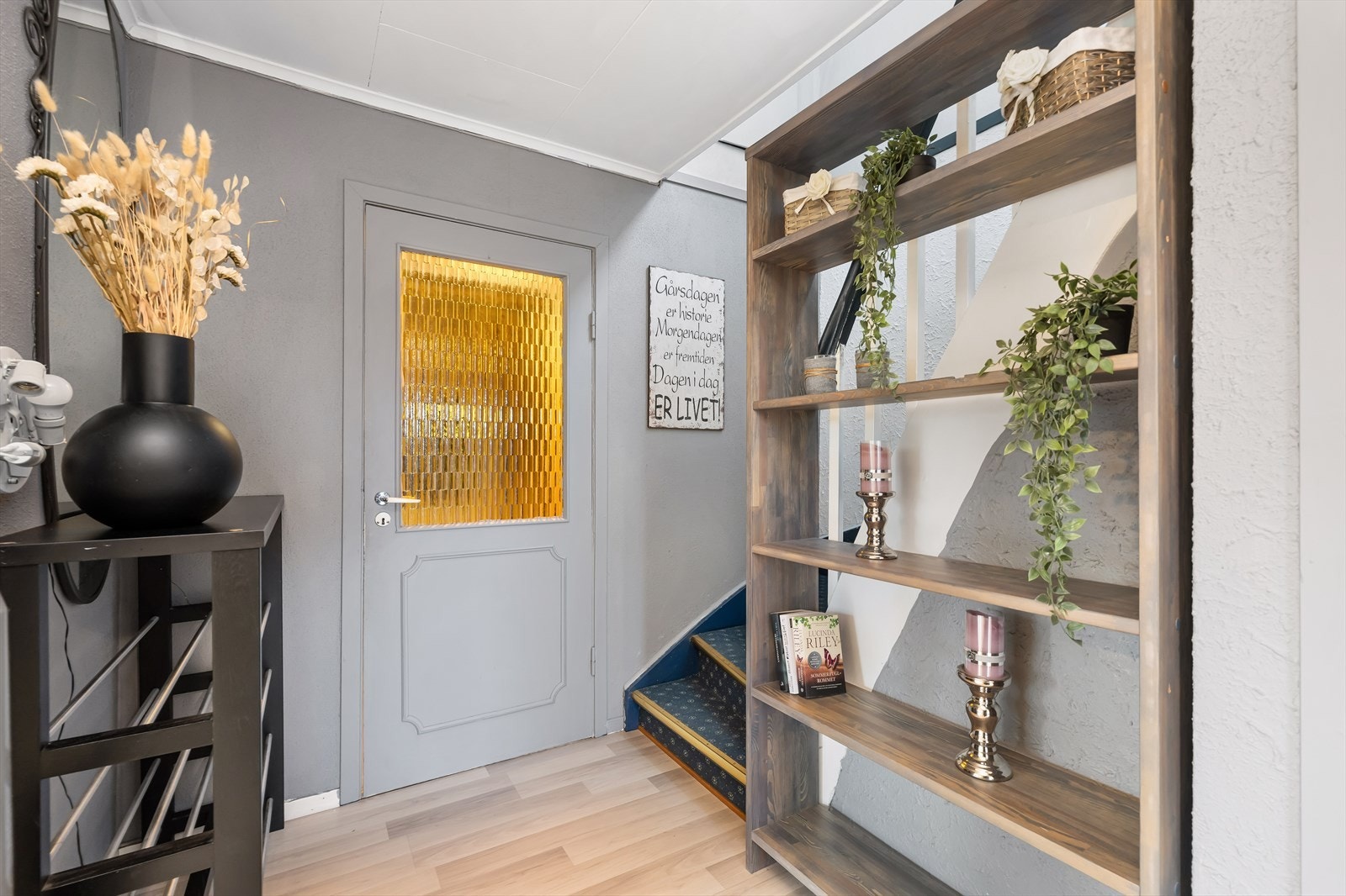 Fra gangen er det et lite trinn opp til stue/kjøkken og trapperom. Galleribilde