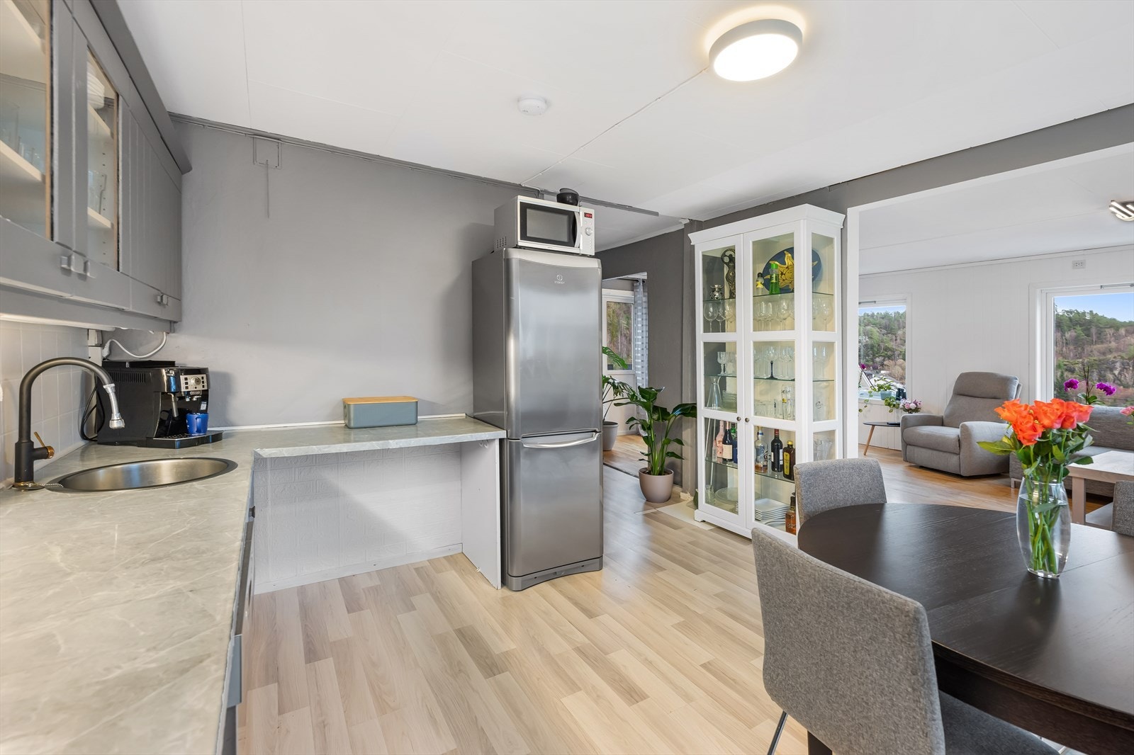 På kjøkkenet er det god plass til spisebord. Fra rommet er det også utgang via en dobbel skyvedør til den sørvende terrassen. Galleribilde