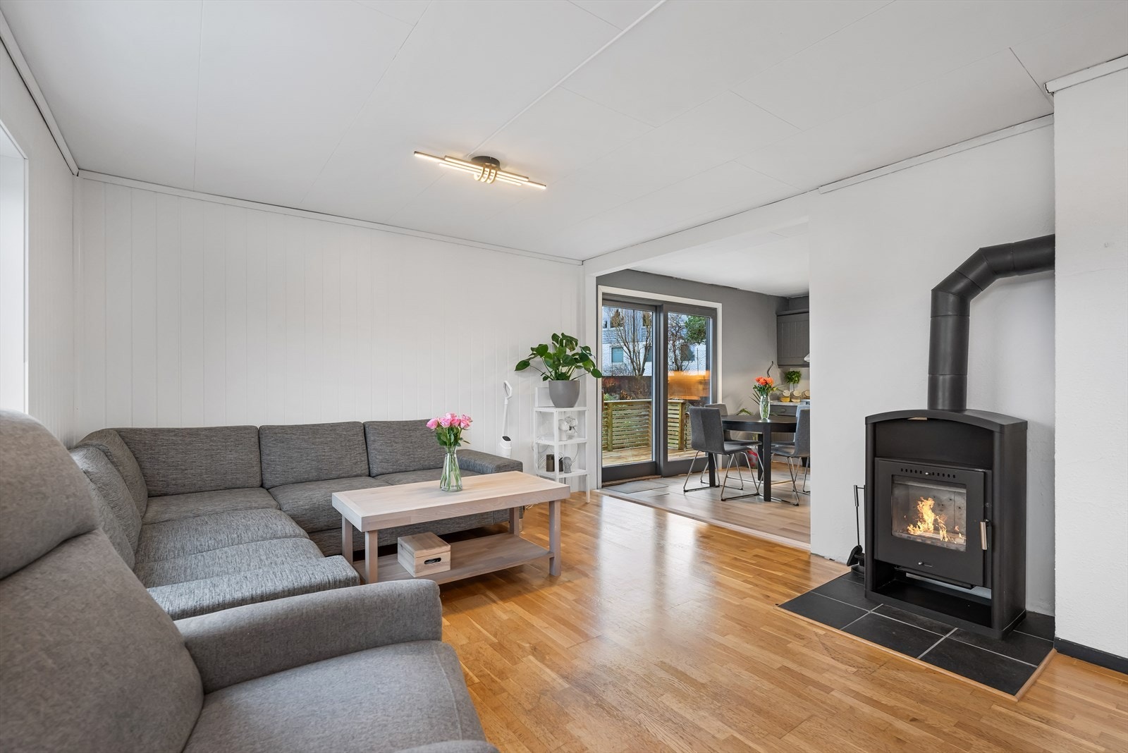 Stuedelen er et flott rom med gode vindusflater som slipper rikelig med lys inn i rommet. Galleribilde