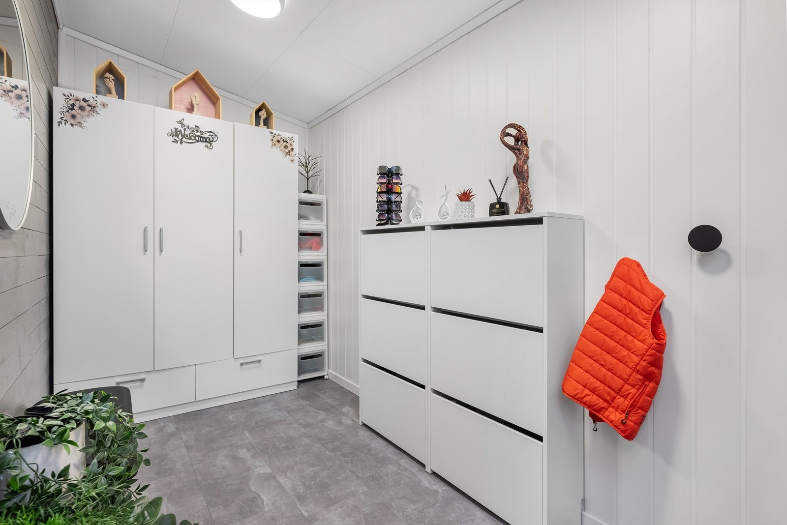 I rommet er det god plass til klær, sko og annen oppbevaring. Galleribilde