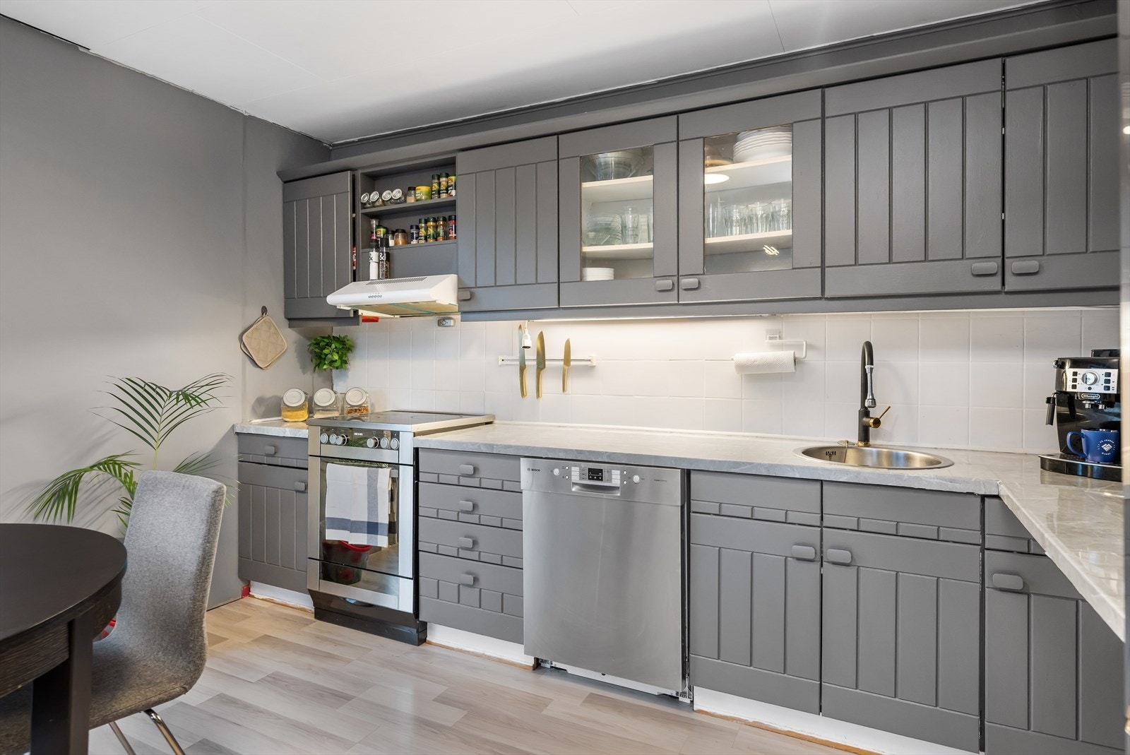 Kjøkkenet har rikelig med både benkeplass og oppbevaringsplass. Galleribilde