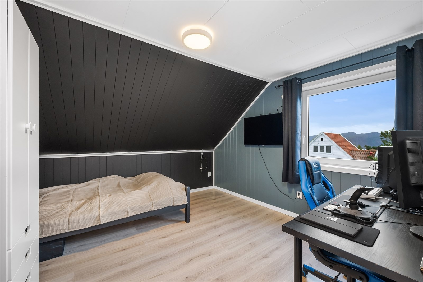 Hovedsoverommet er av god størrelse med utsikt mot nærområdet og Byfjellene. Galleribilde