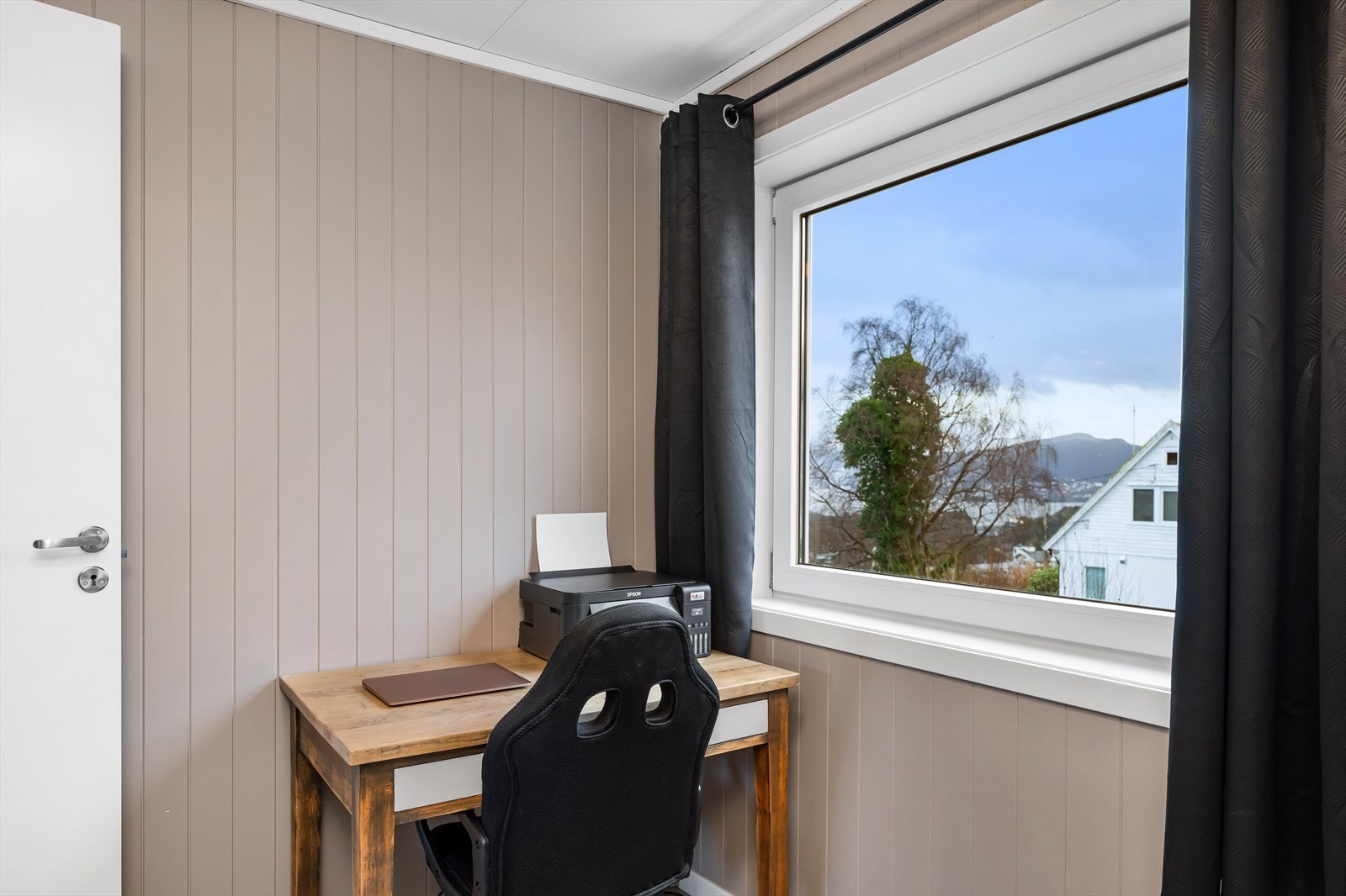 Fra rommet har en nydelig utsikt over nærområdet og mot byfjellene. I rommet er også luken til loftet. Galleribilde