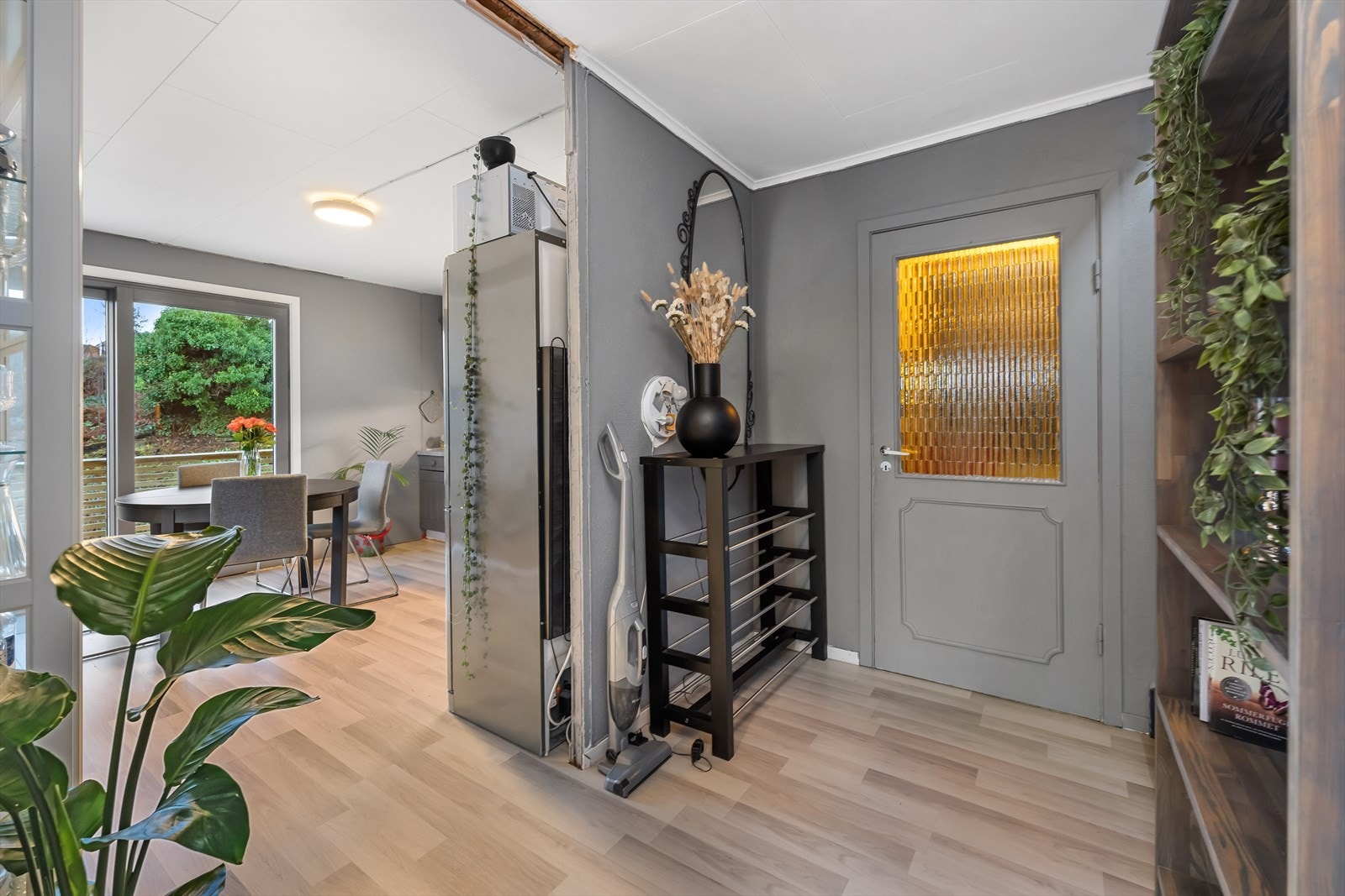 Det er åpen løsning mellom stue, kjøkken og trapperom. Galleribilde