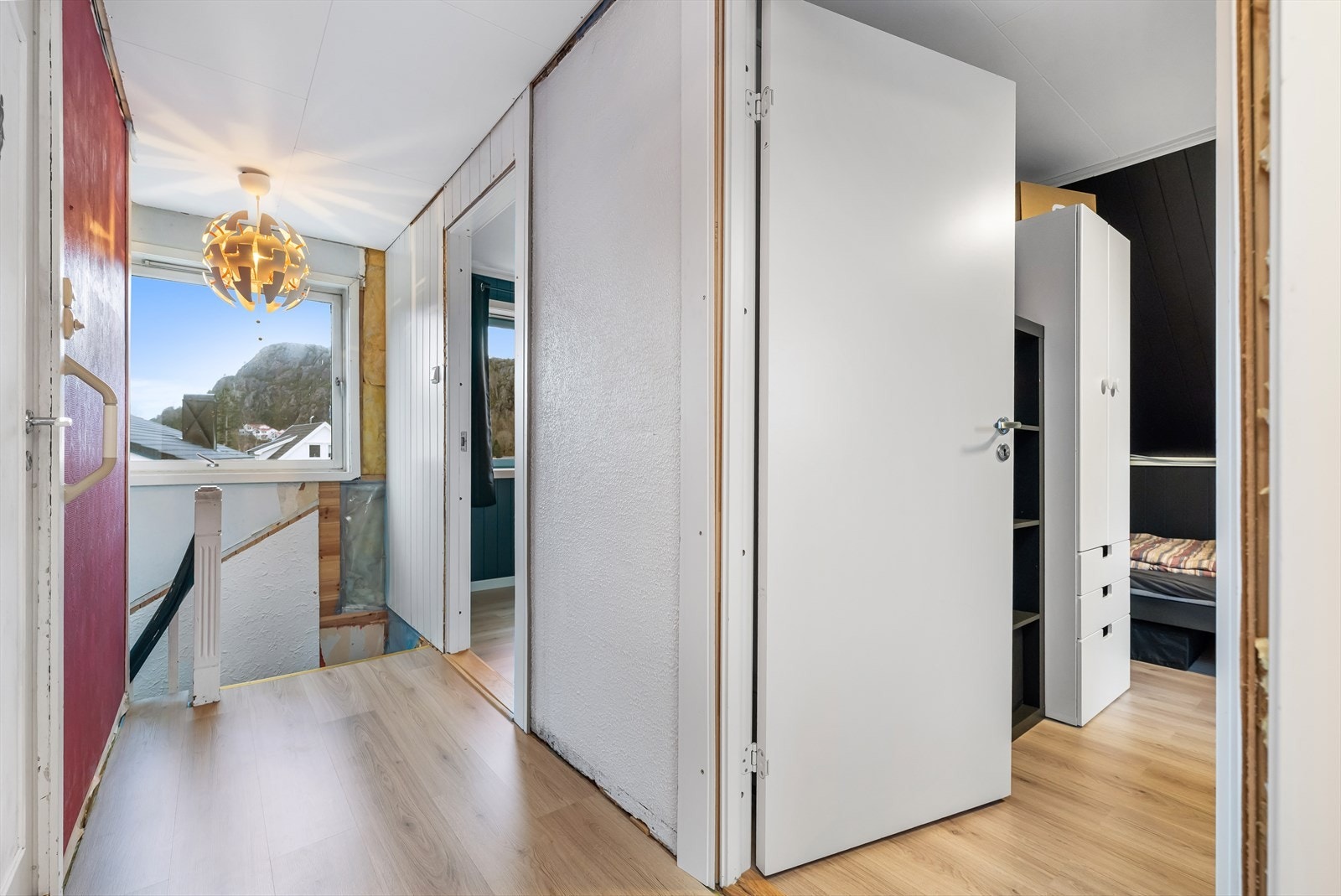 Fra første etasje kommer en opp til gangen i andre etasje. Fra gangen er det dører til alle etasjen rom, tre soverom og bad. Galleribilde