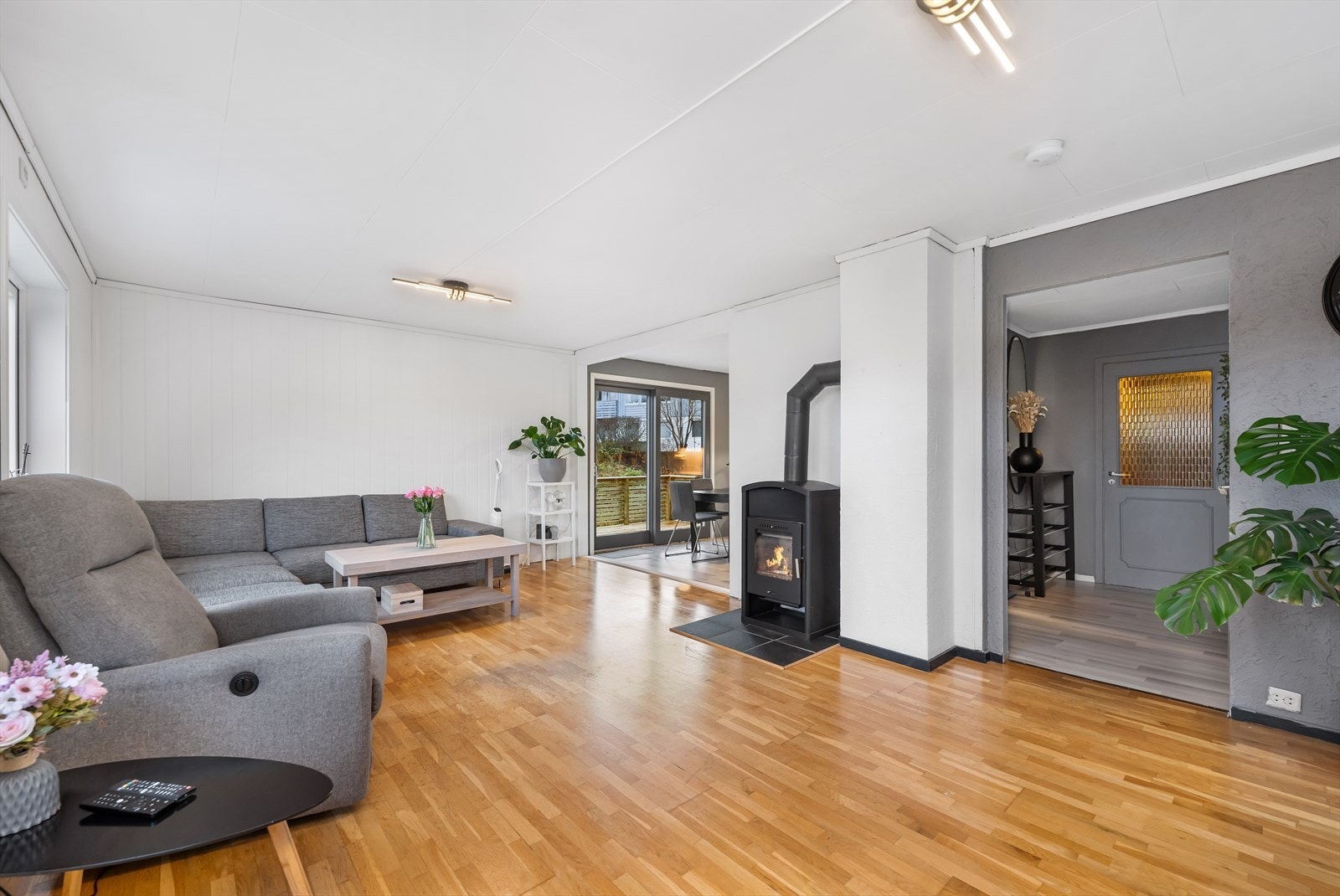 I rommet er det en "luft-til-luft" varmepumpe som står for oppvarmingen, men det er også egen peisovn om det skulle bli ekstra kaldt. Galleribilde