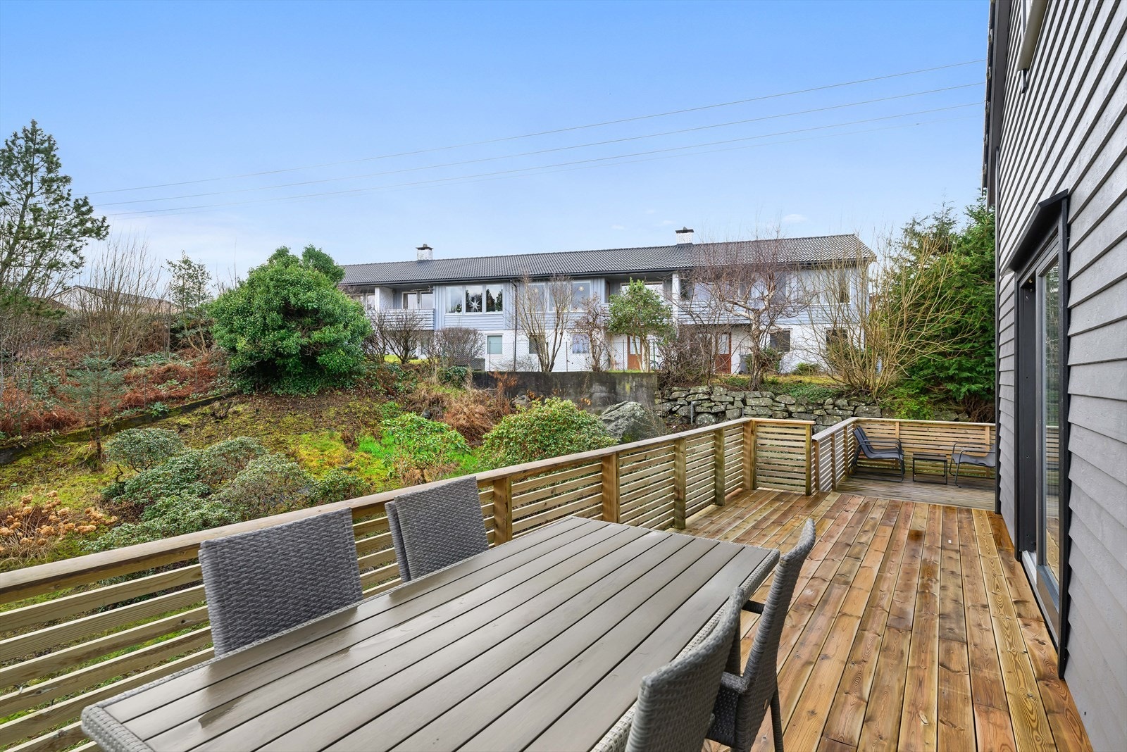 Store altaner omkranser boligen. Galleribilde