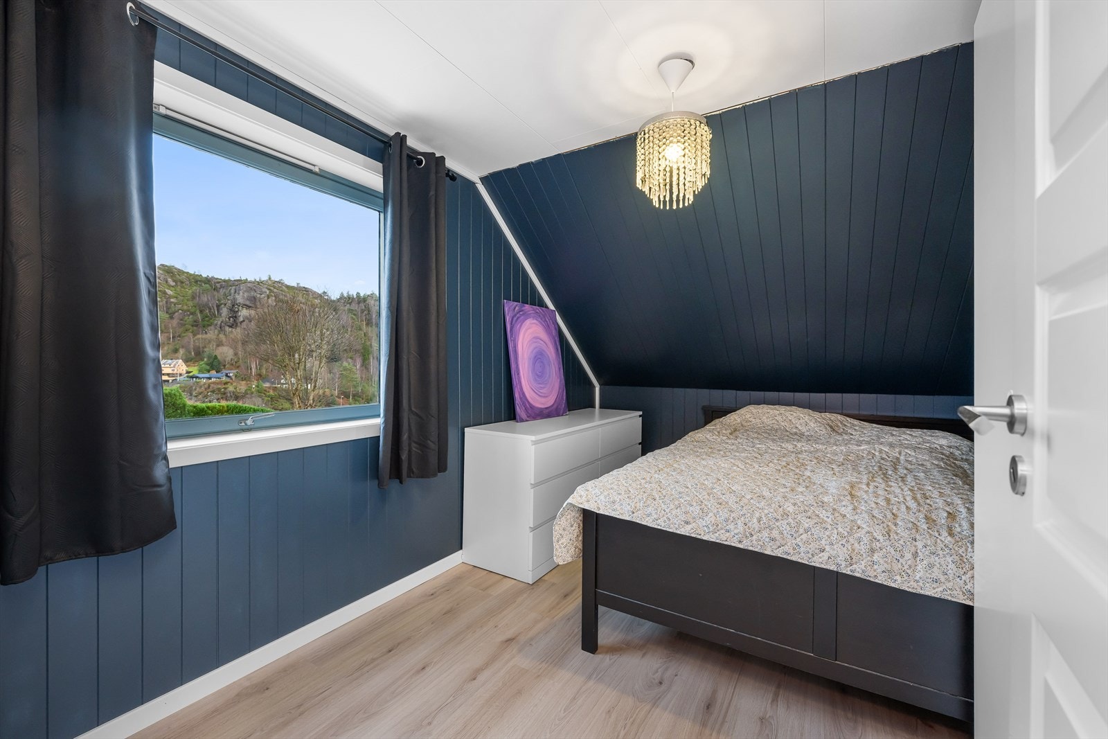 Det andre soverommet er i etasjens nordøstlige hjørne. Koselig rom med utsikt mot Brikafjellet og Bergheim. Galleribilde