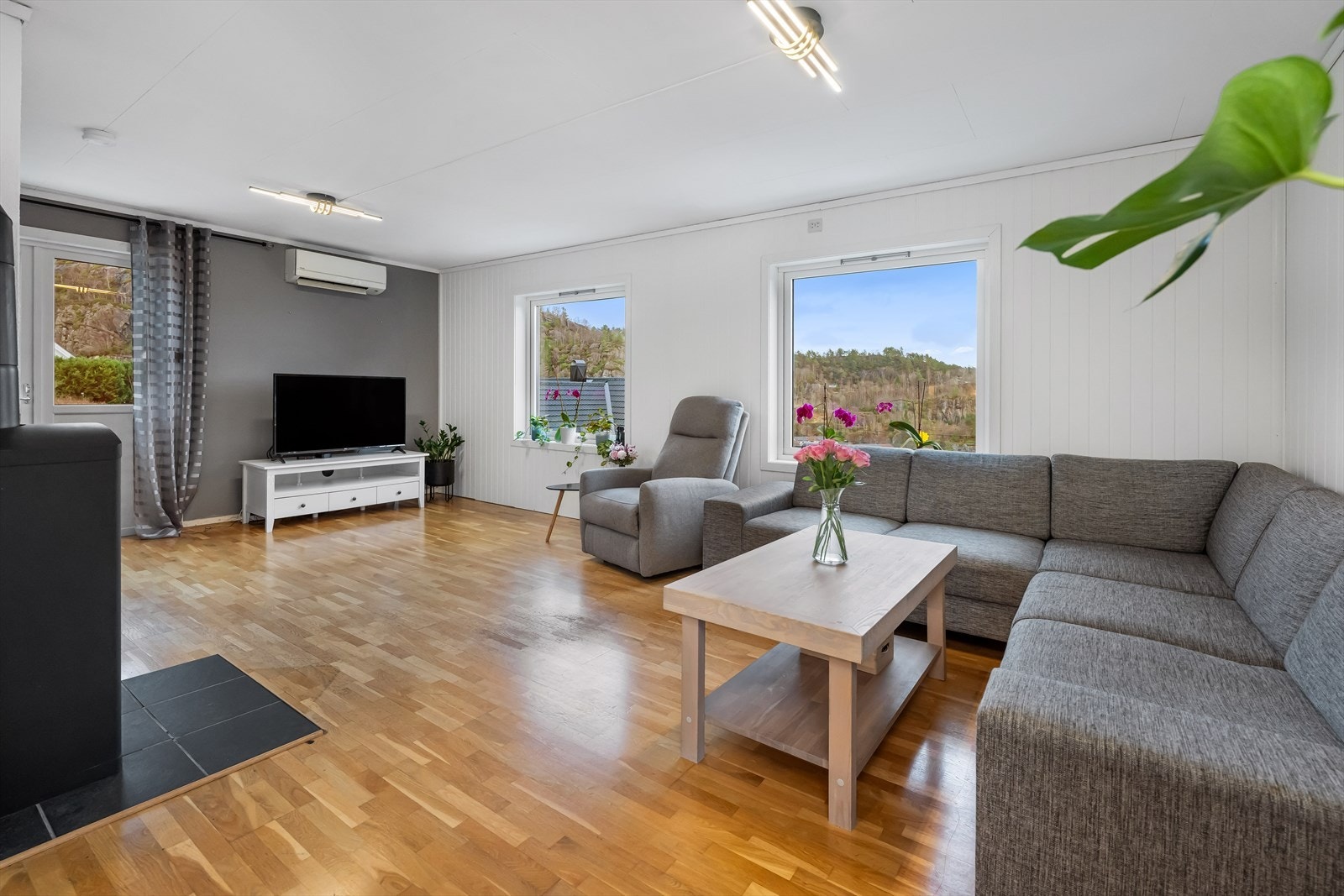 Det er god plass til variert møblering, men rommet er likevel naturlig oppdelt med sin utforming. Galleribilde