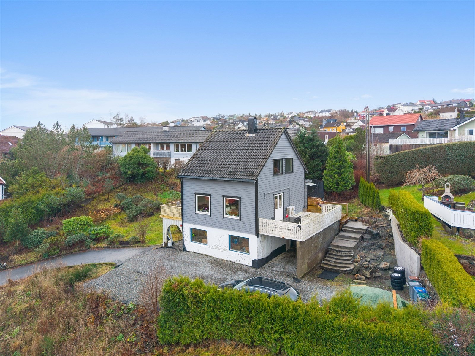 Koselig enebolig på en flott tomt. Galleribilde