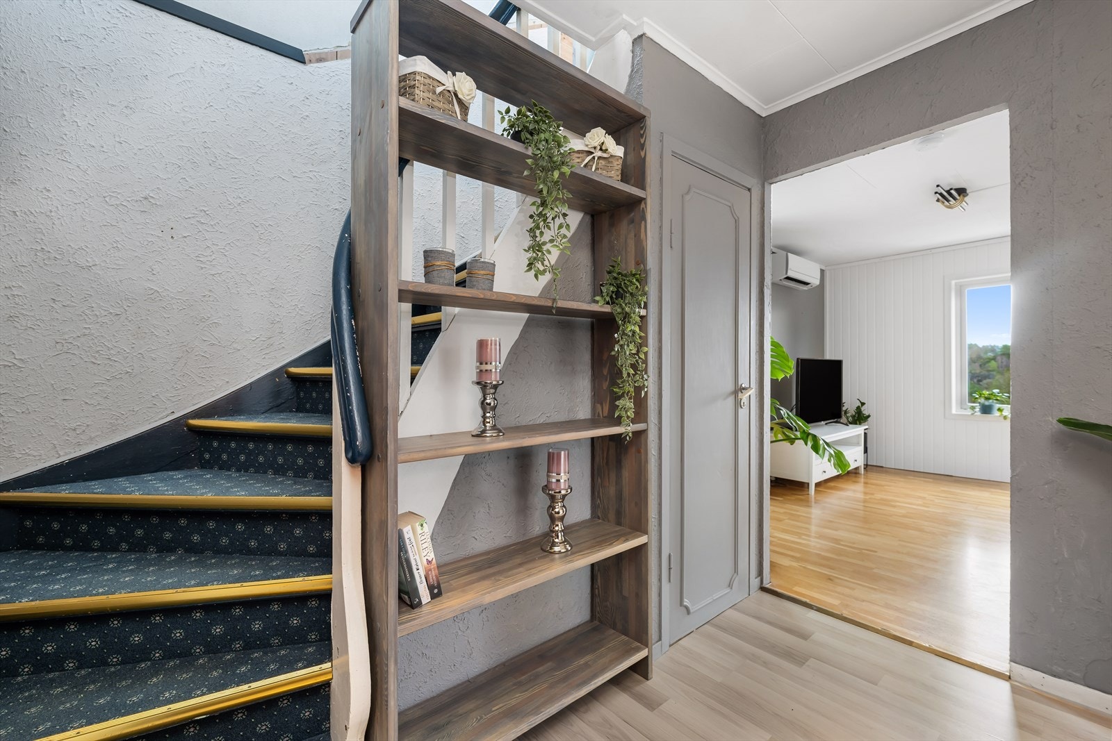 I trapperommet er det teppelagt trapp til andre etasje samt dør til trappen til underetasjen. Galleribilde