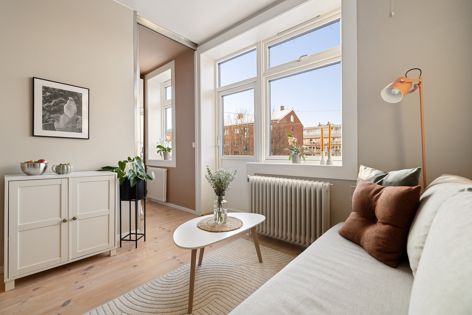 Leiligheten ligger i byggets 5.etasje og er skjermet for innsyn Galleribilde