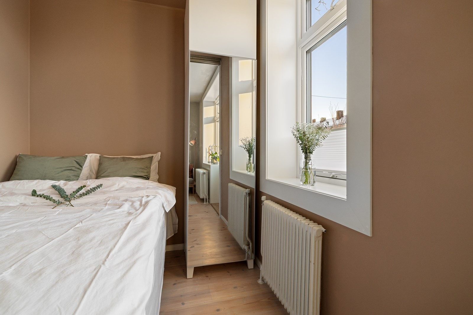 Soverommet har en god størrelse, og det er plass til å innrede med dobbeltseng og tilhørende nattbord Galleribilde