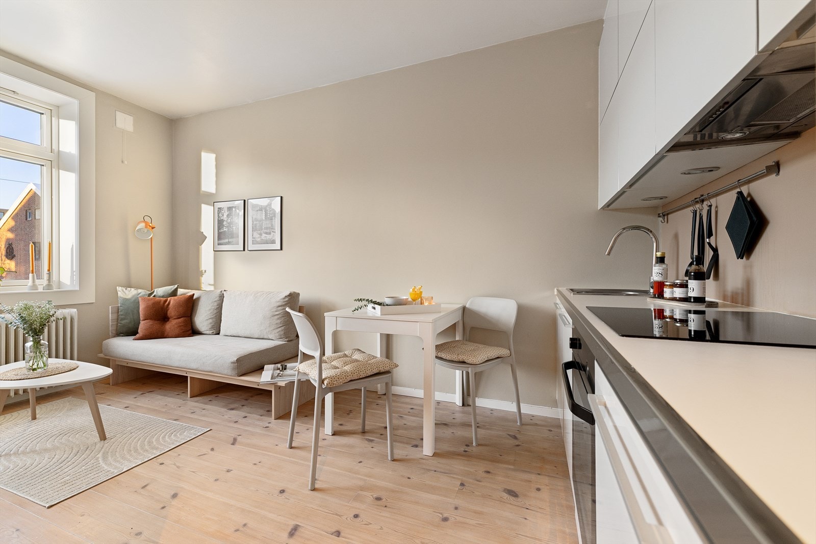 Stuen er lys og romslig, med god plass til både sofagruppe, stuebord og TV-møblement. Det er fint mulig å etablere en hyggelig spiseplass Galleribilde