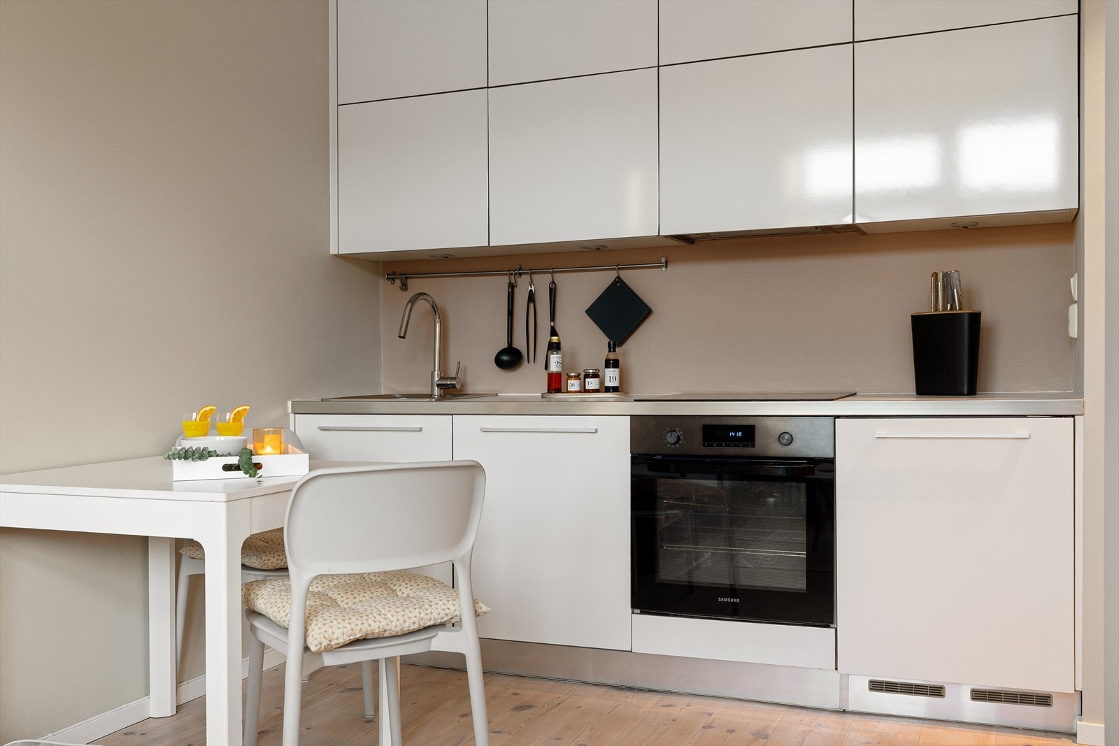 Kjøkkeninnredning fra 2006 med glatte fronter og laminat benkeplate Galleribilde