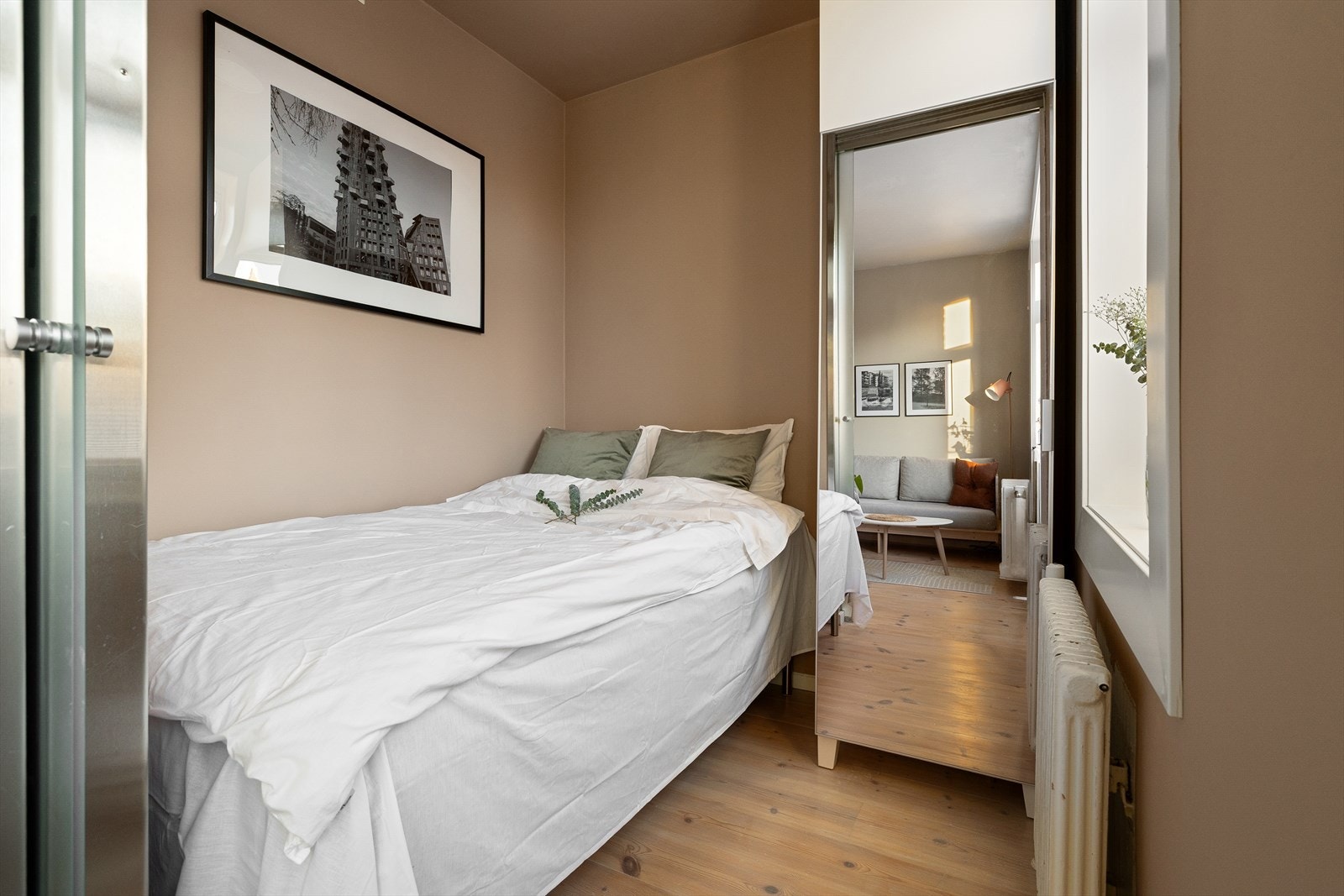 ys og fint soverom med gode lysforhold og fin romfølelse Galleribilde