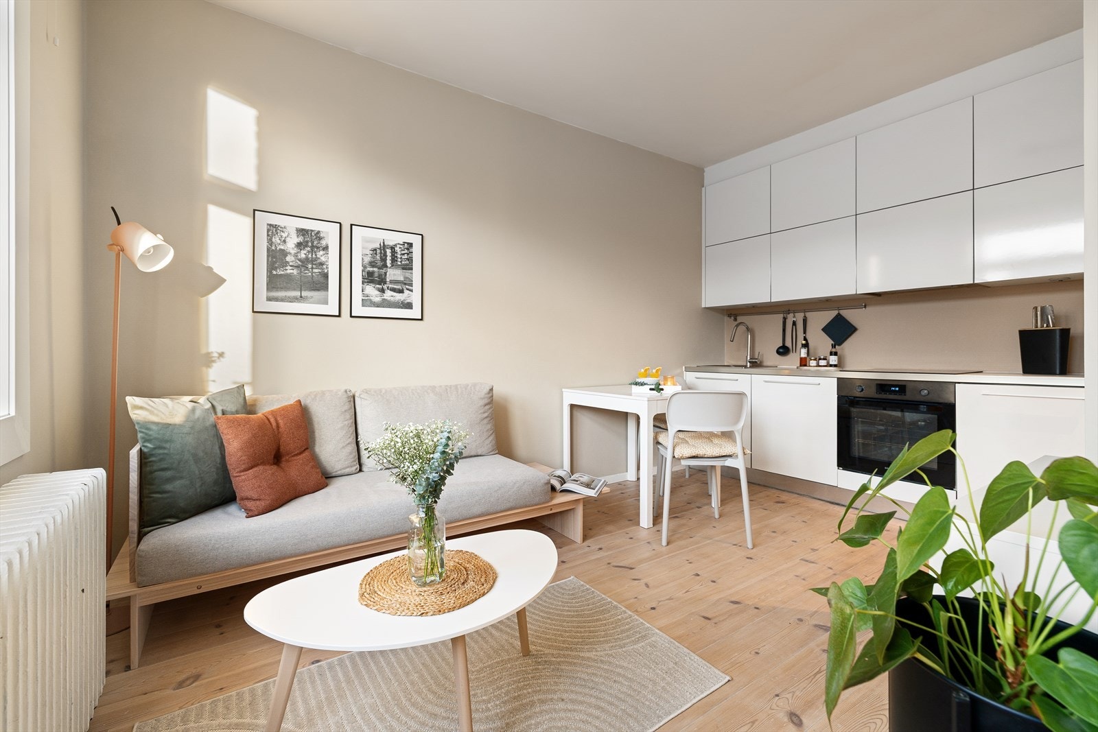 Rommet har furugulv og malte flater i tidsriktige farger Galleribilde