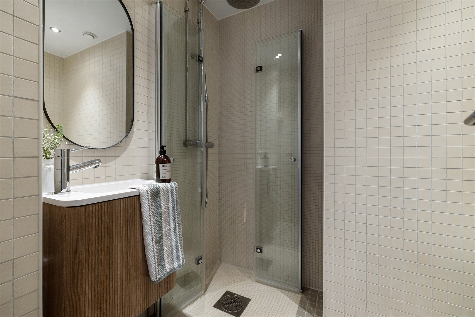 Pent flislagt baderom med ny baderomsinnredning fra 2025. Gulvet er utstyrt med elektriske varmekabler Galleribilde