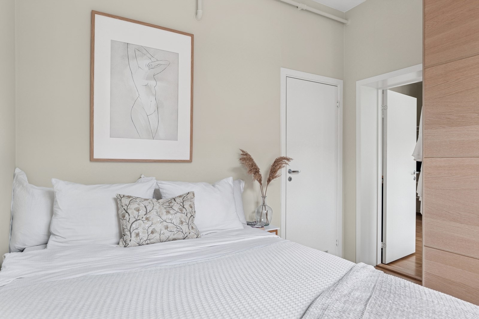 Fra soverommet har du adkomst til baderommet Galleribilde