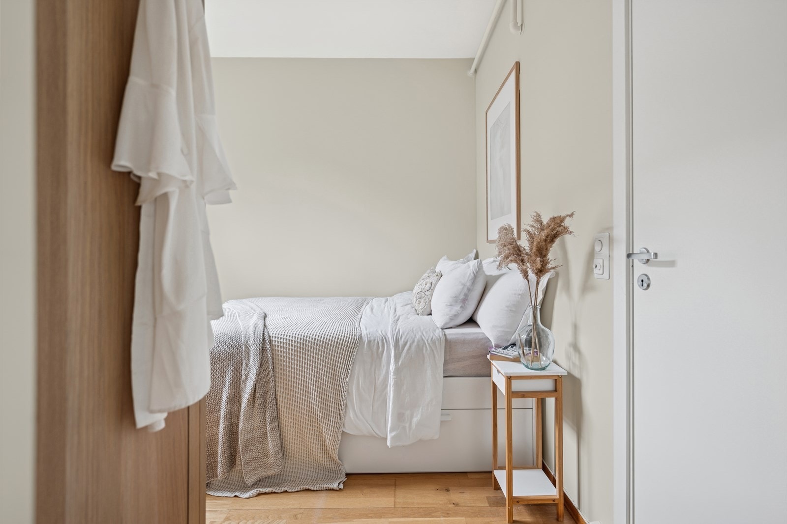 Soverommet er av god størrelse og har plass til dobbeltseng. Rommet vender ut mot stille gate Galleribilde