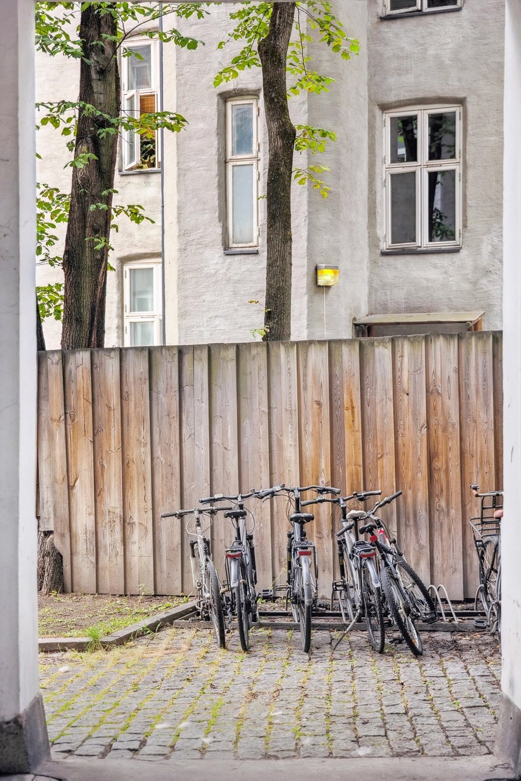 Sykkelparkering i felles bakgård Galleribilde