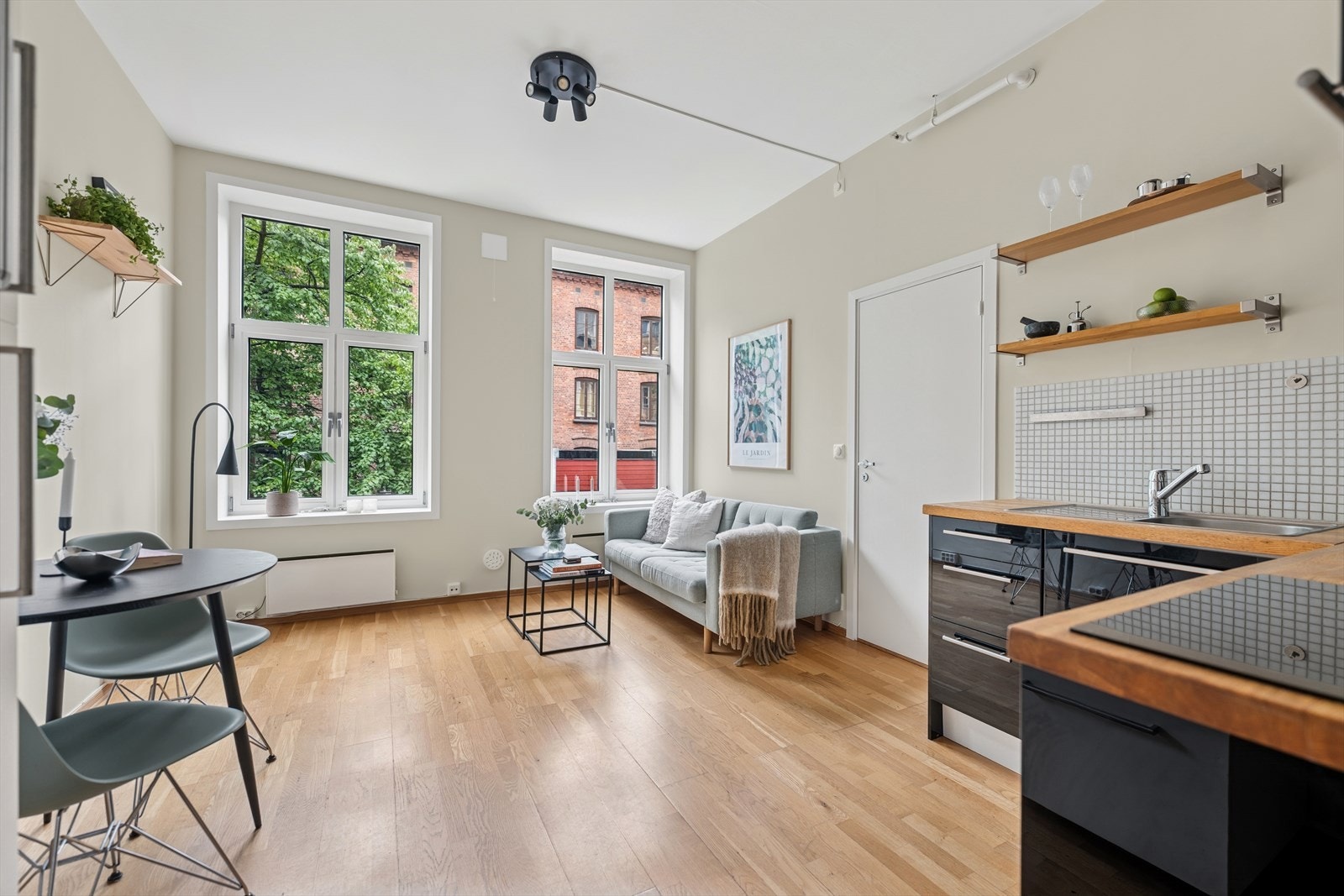 Leiligheten har en god planløsning, her er det plass til både spisebord og sofa Galleribilde