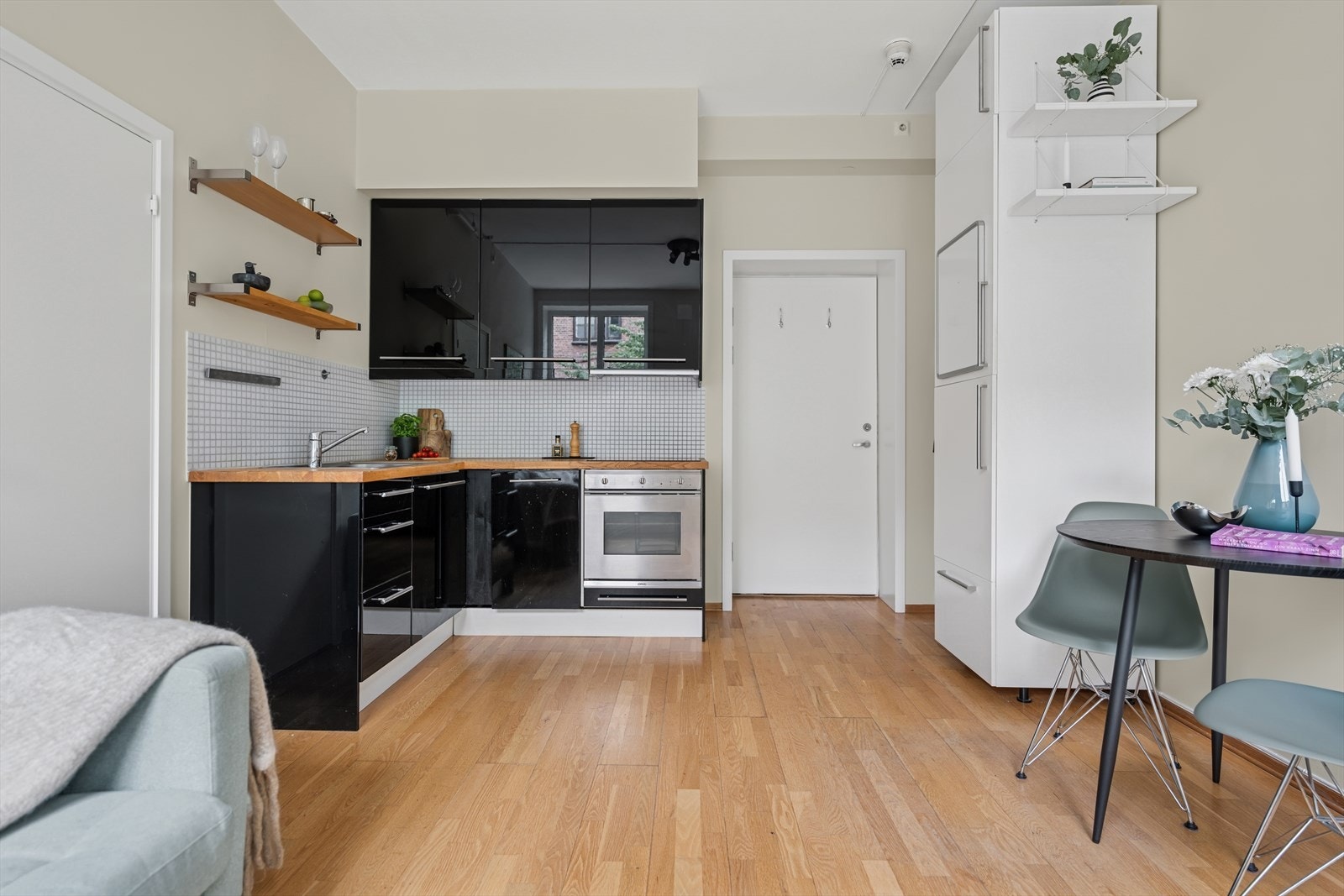 Leiligheten har et moderne kjøkken som har alt du trenger til god matlaging. Her er det integrerte hvitevarer som: Platetopp, stekeovn, oppvaskmaskin og kjøle- og fryseskap Galleribilde