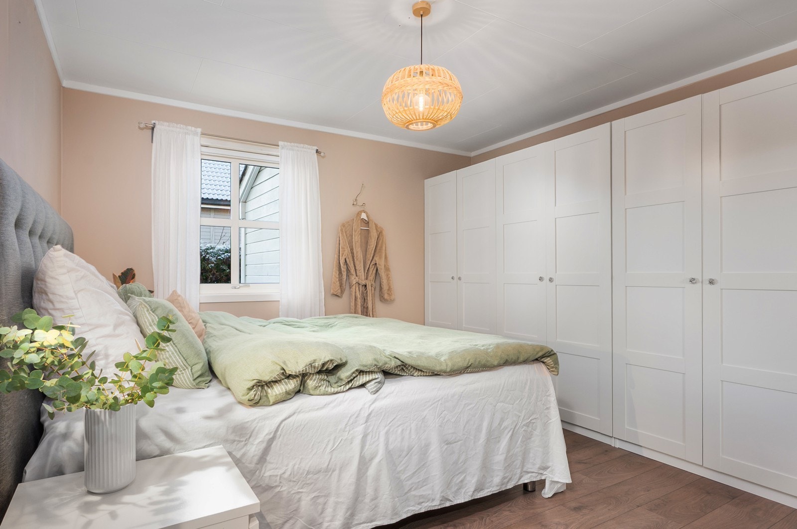 Boligens hovedsoverom. Rikelig med garderobeskap, og god plass for dobbeltseng med tilhørende nattbordsmøblement. Galleribilde