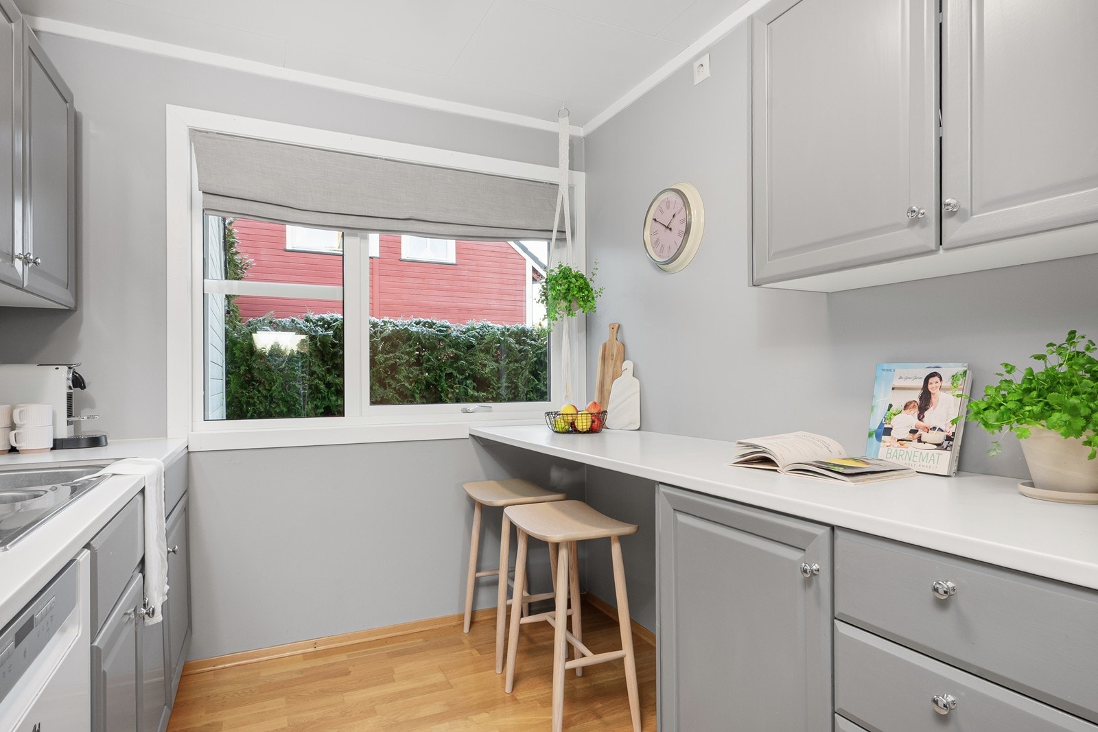 En koselig spiseplass med barkrakker, eller til benkeplass ved matlagingen. Galleribilde