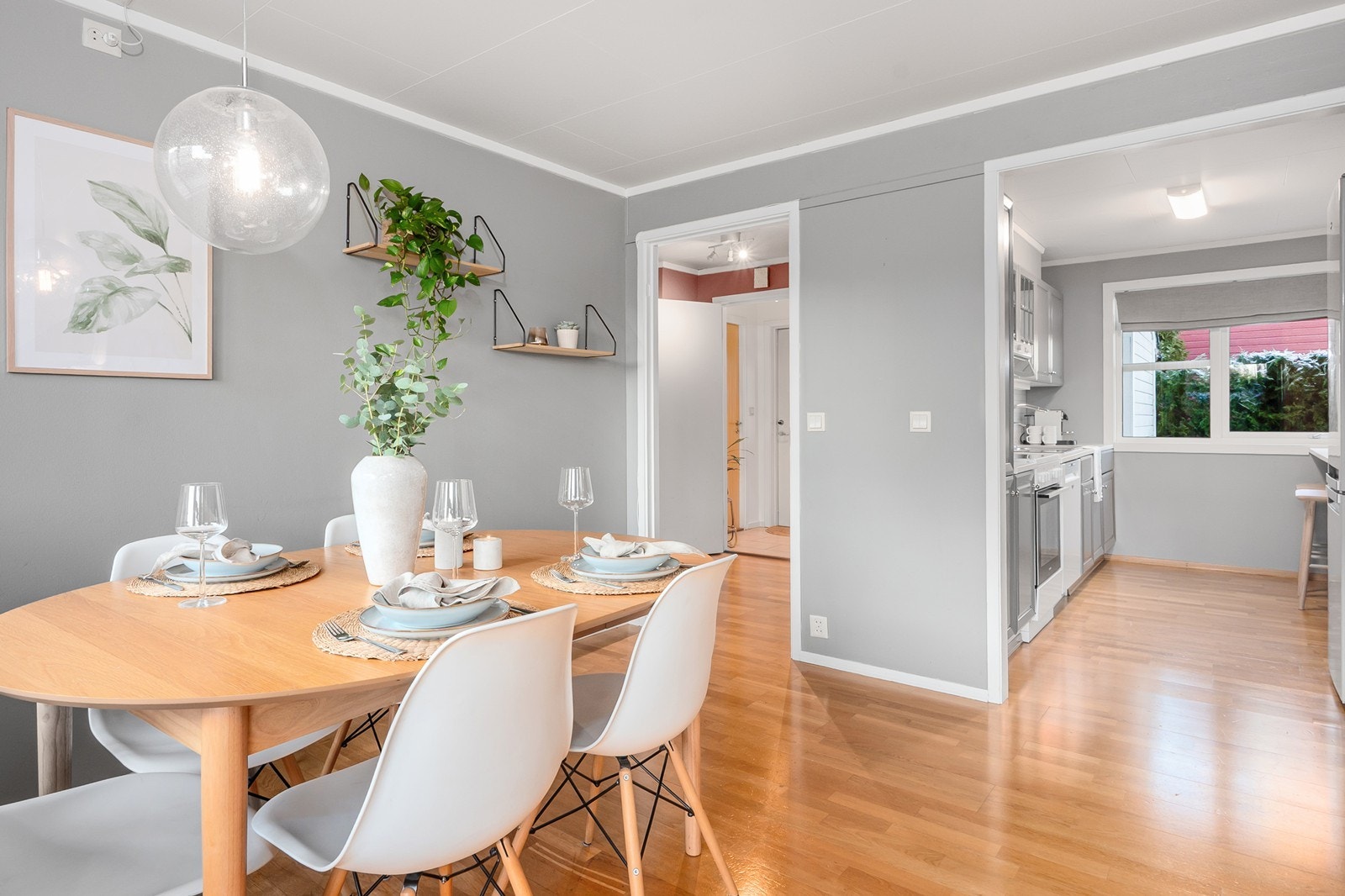 Videre ut i gangen finner du hovedsoverom, bad, vaskerom og kott til ytterklær. Galleribilde