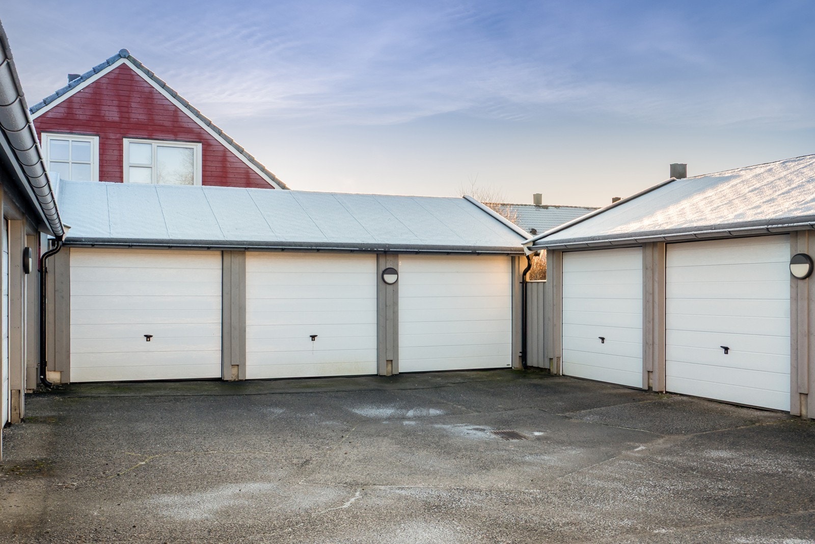 Det medfølger én garasjeplass. Det er opplegg for el-lader ved ønske om dette. Galleribilde