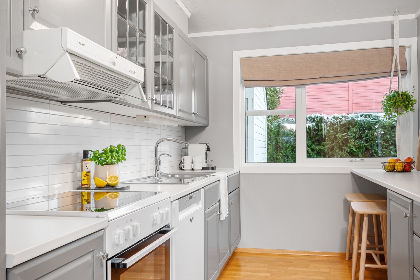 Her får du kjøkkeninnredning med glatte fronter, laminat benkeplate og nedfelt kum i rustfritt stål. Galleribilde