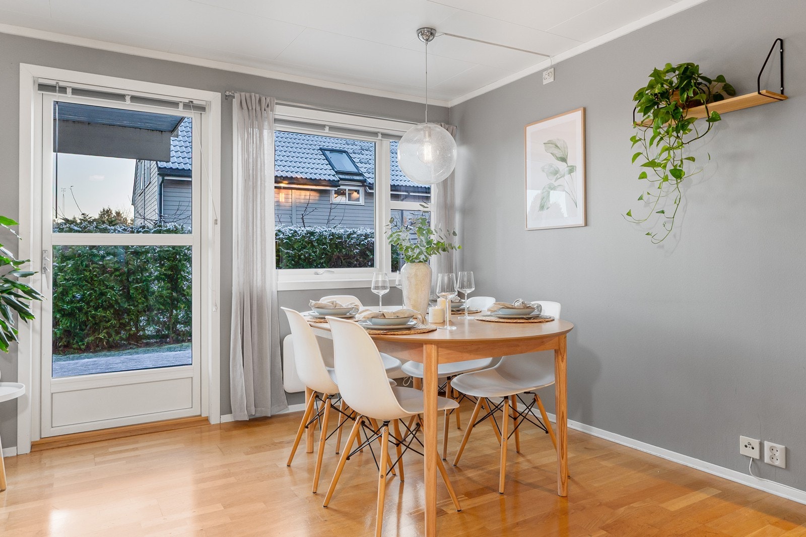 God plass til et større spisebord for familien og
gjester. Galleribilde