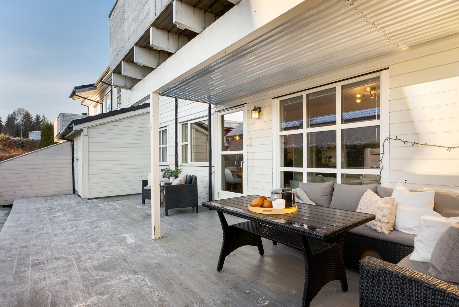 Stor platting i bakkant med bod på ca 4 kvm - perfekt for redskaper, uteputer o.l. Galleribilde